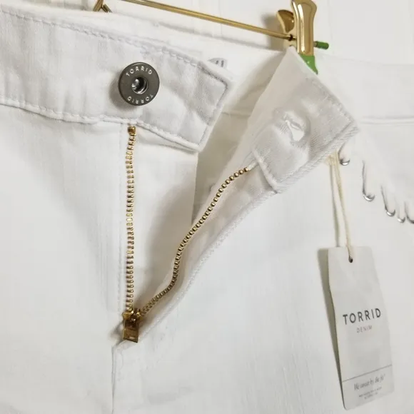 Torrid  White Jean Shorts Womens Whipstitched Stretch Denim Womens Size 26